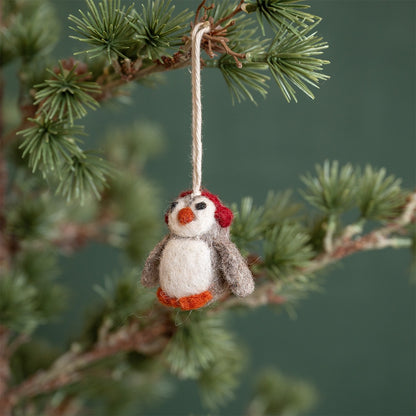 Vilten hanger pinguin met oorwarmers rood