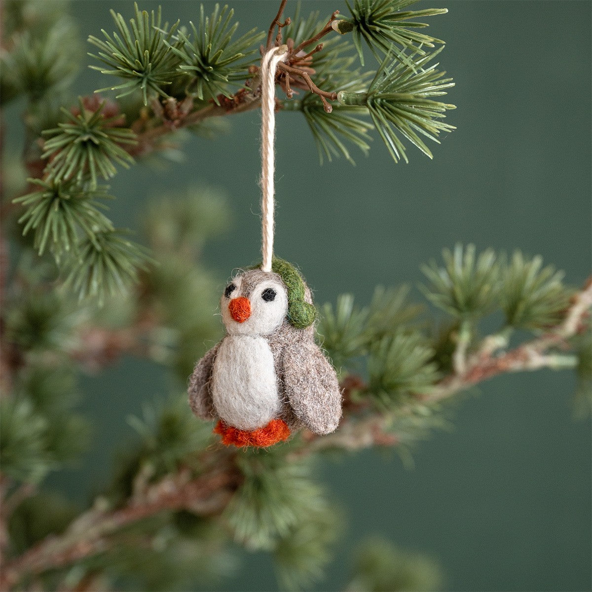 Vilten hanger pinguin met oorwarmers groen