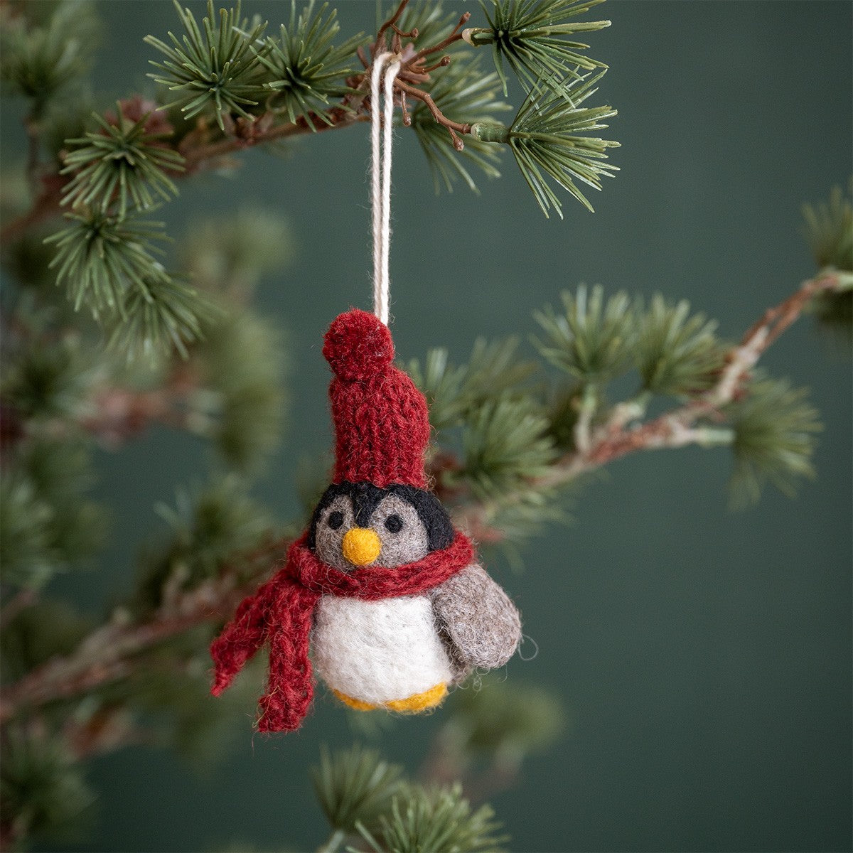 Detailfoto van vilten hanger pinguin met muts