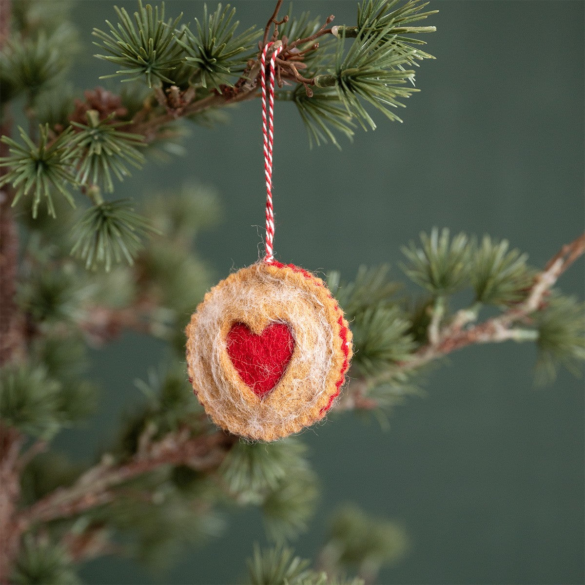 Vilten hanger linzer koekje hart
