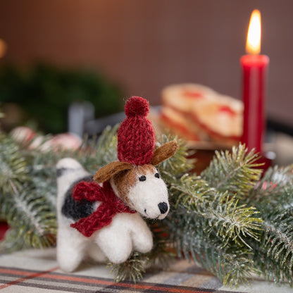 Detailfoto van vilten hanger hondje met muts