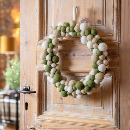 Detailfoto van vilten kerstkrans viltballetjes mistletoe