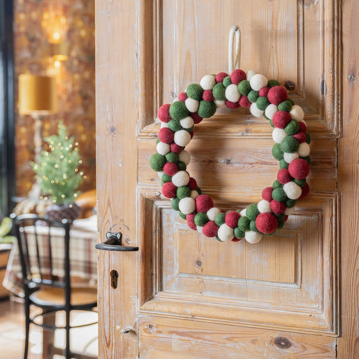 Detailfoto van vilten kerstkrans viltballetjes holly berry