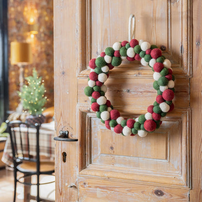 Detailfoto van vilten kerstkrans viltballetjes holly berry