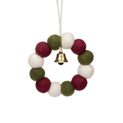 Detailfoto van vilten hanger krans viltballetjes holly berry small