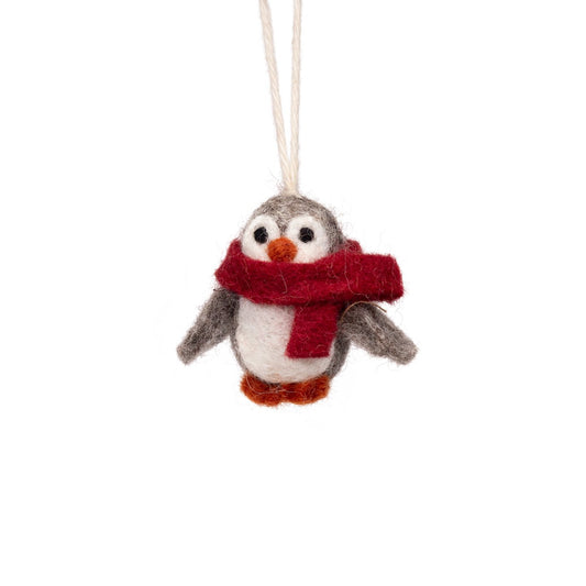 Detailfoto van vilten hanger pinguin met sjaal rood