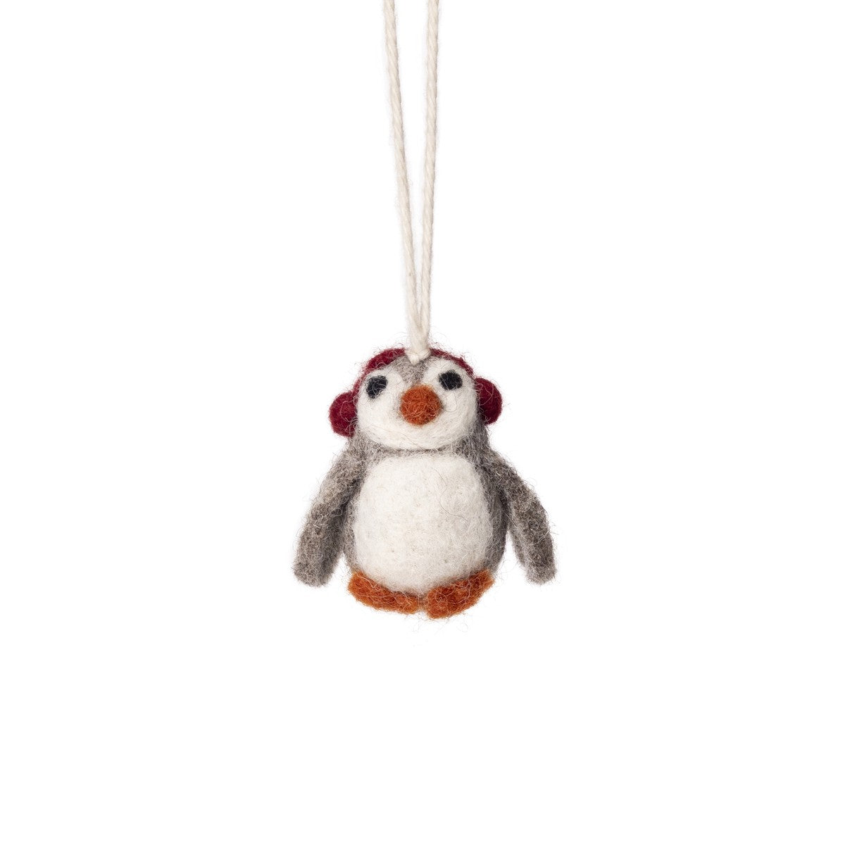 Detailfoto van vilten hanger pinguin met oorwarmers rood