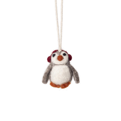 Detailfoto van vilten hanger pinguin met oorwarmers rood