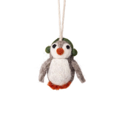 Detailfoto van vilten hanger pinguin met oorwarmers groen