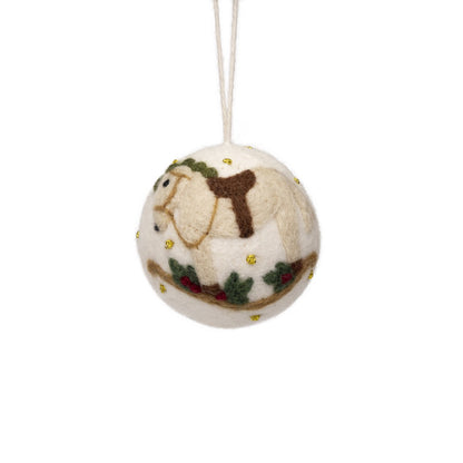 Detailfoto van vilten hanger bal hobbelpaard