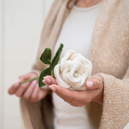 Detailfoto van vilten roos wit