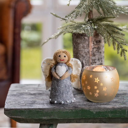 Detailfoto van vilten kerstengeltje grijs