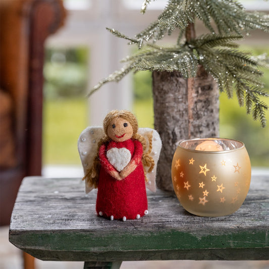 Detailfoto van vilten kerstengeltje rood