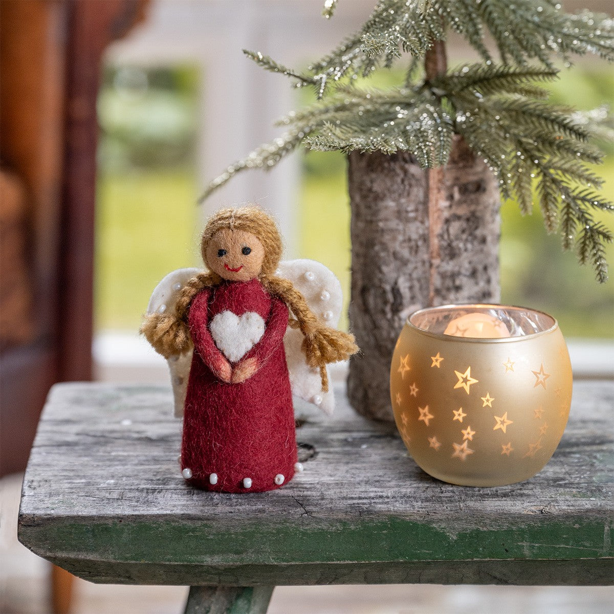 Detailfoto van vilten kerstengeltje donkerrood