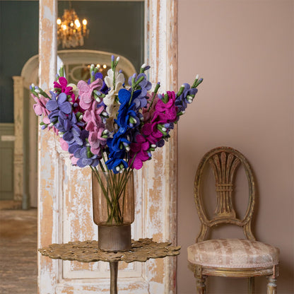 Detailfoto van vilten ridderspoor fuchsia