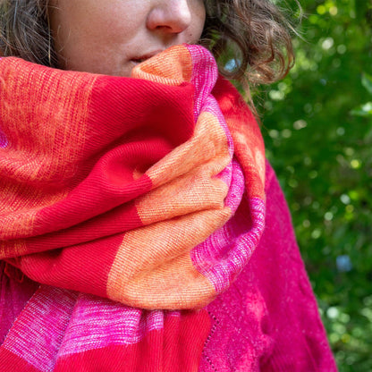 Detailfoto van sjaal fuchsia rood oranje