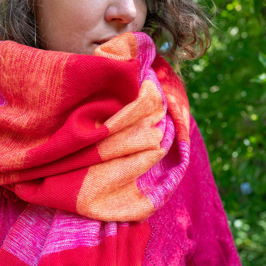 Detailfoto van sjaal fuchsia rood oranje