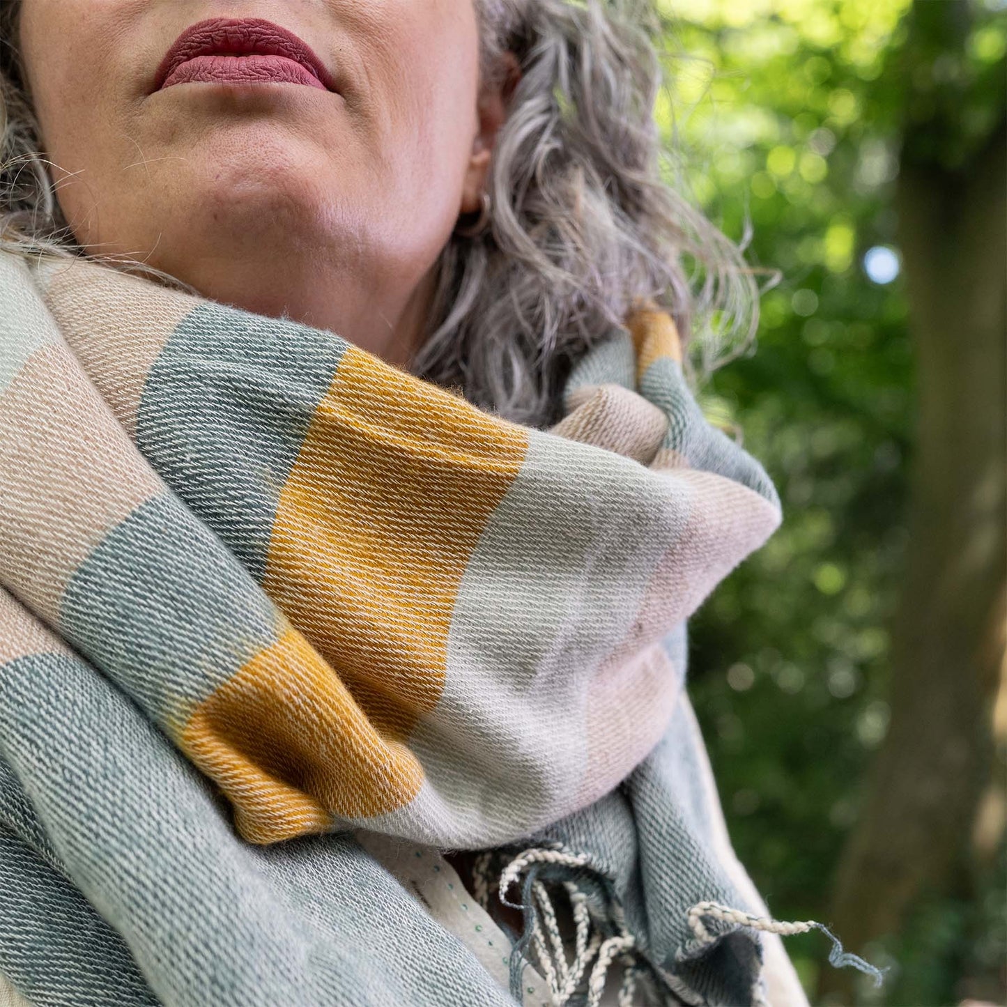 Detailfoto van sjaal okergeel crème
