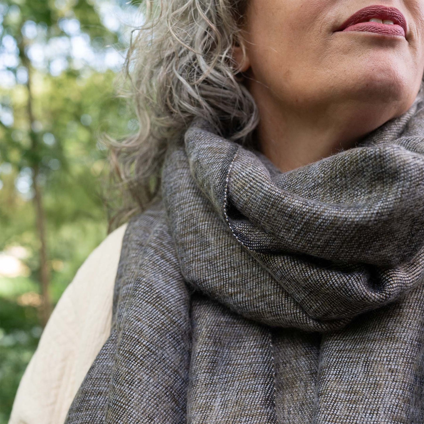 Detailfoto van sjaal taupe