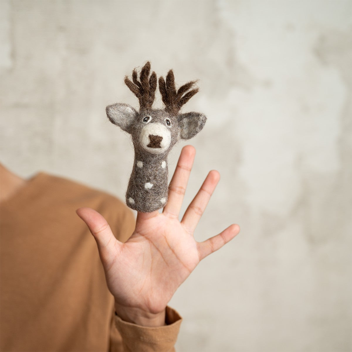 Detailfoto van vilten vingerpopje hert grijs 3d