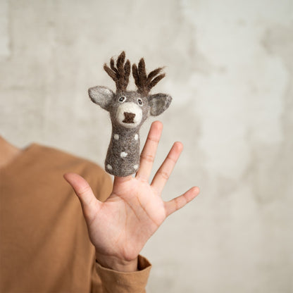Detailfoto van vilten vingerpopje hert grijs 3d
