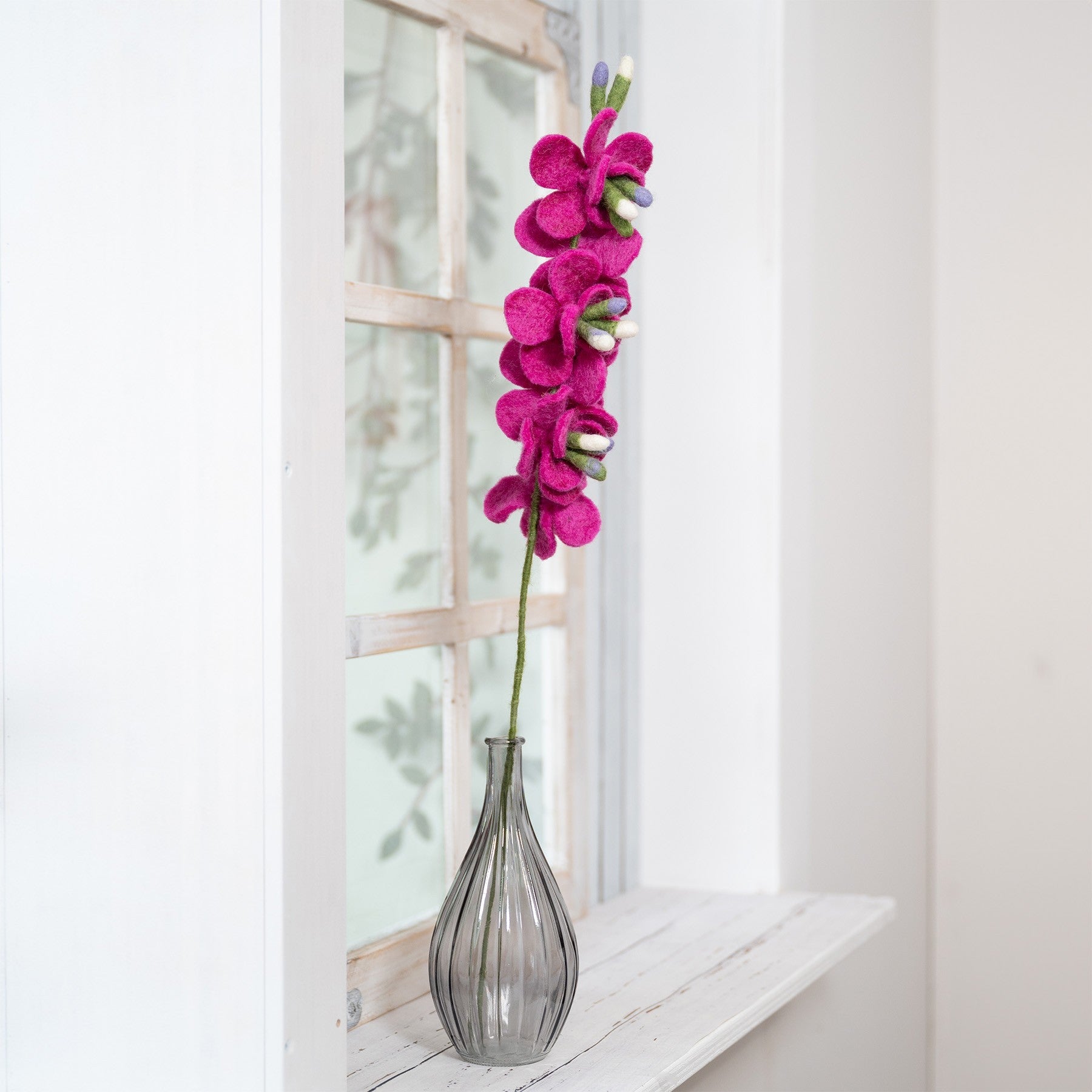 Detailfoto van vilten ridderspoor fuchsia