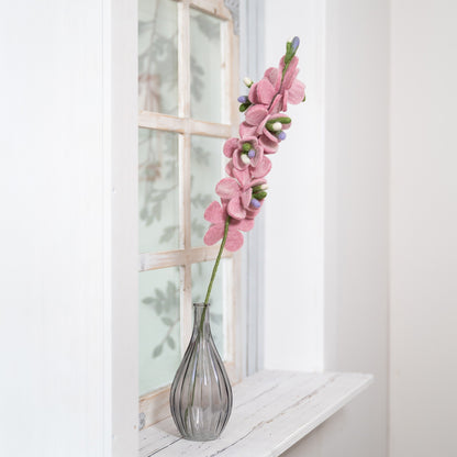 Detailfoto van vilten ridderspoor roze
