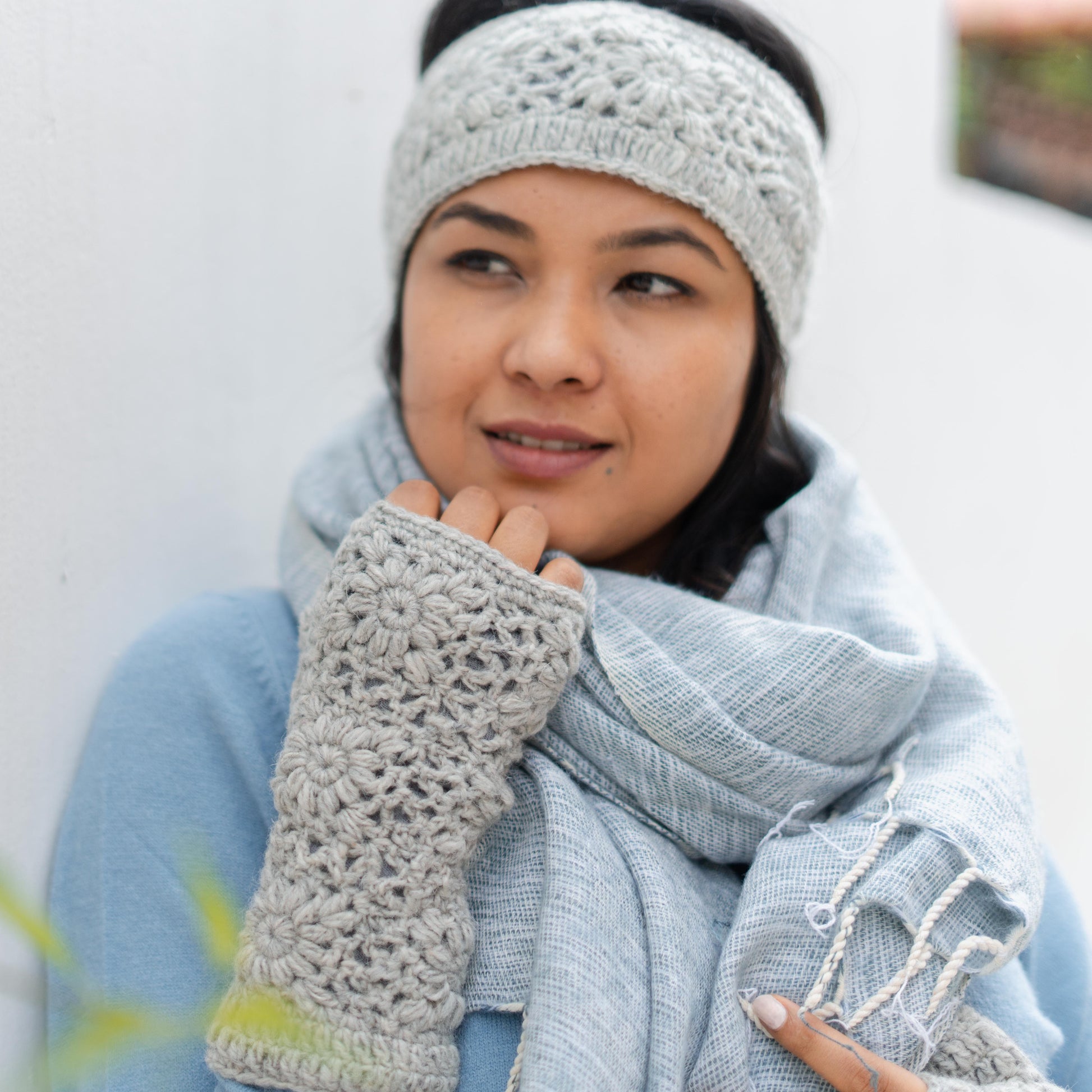 Detailfoto van vilten handwarmers granny square lichtgrijs
