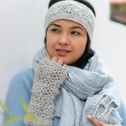 Detailfoto van vilten handwarmers granny square lichtgrijs