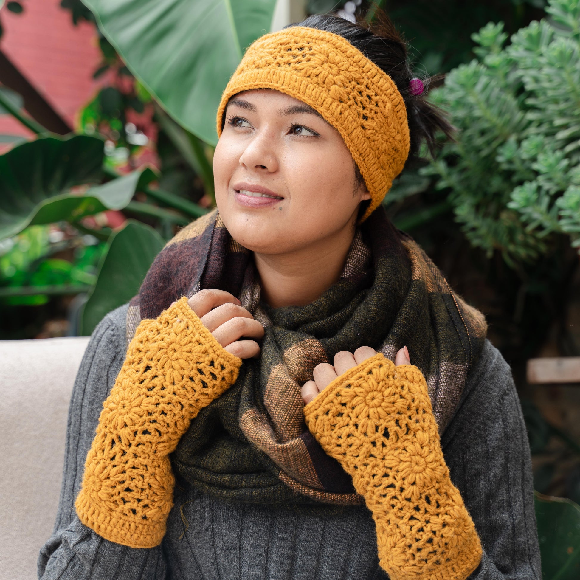 Detailfoto van vilten handwarmers granny square okergeel