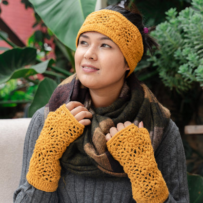 Detailfoto van vilten handwarmers granny square okergeel