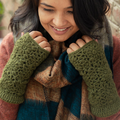 Detailfoto van vilten handwarmers granny square legergroen