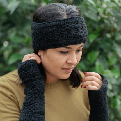 Detailfoto van vilten handwarmers granny square zwart