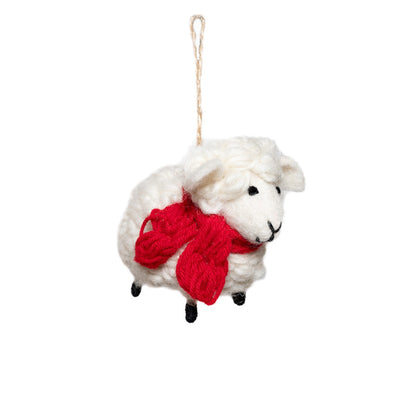 Detailfoto van vilten hanger schaap met rode sjaal