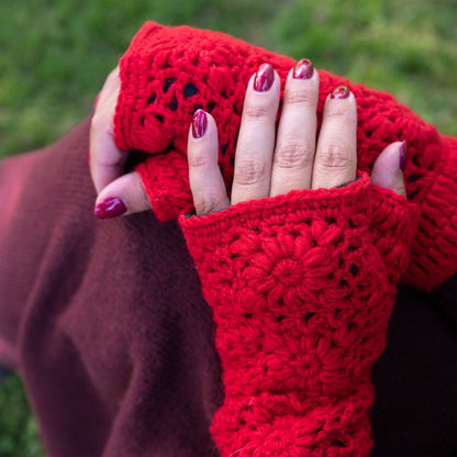 Detailfoto van vilten handwarmers granny square rood