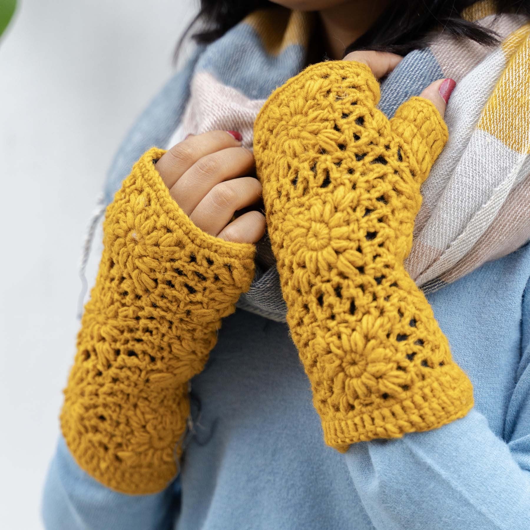 Detailfoto van vilten handwarmers granny square okergeel