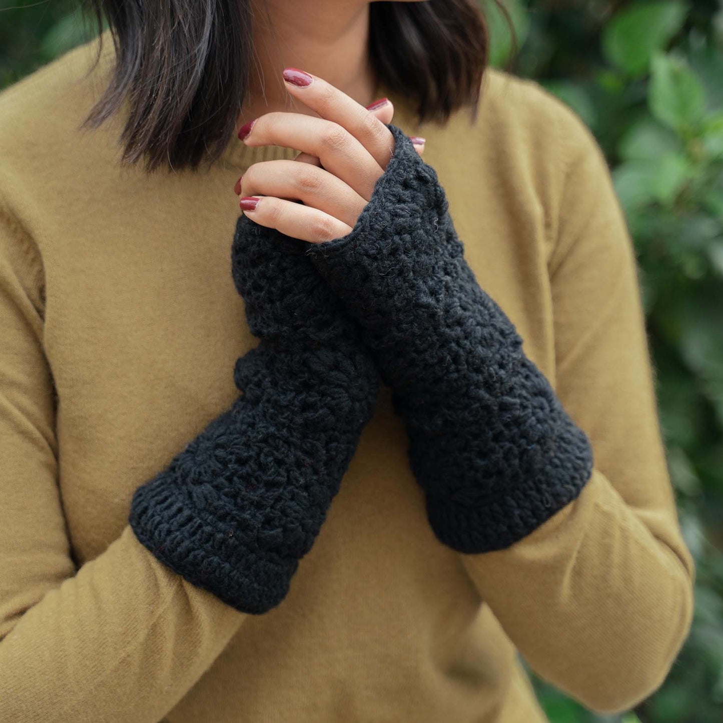 Detailfoto van vilten handwarmers granny square zwart