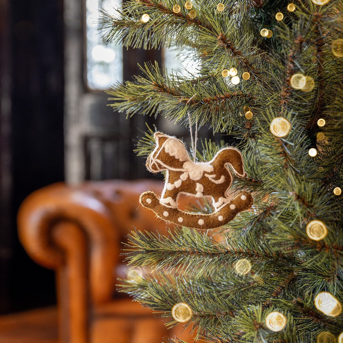 Detailfoto van vilten hanger hobbelpaard gingerbread