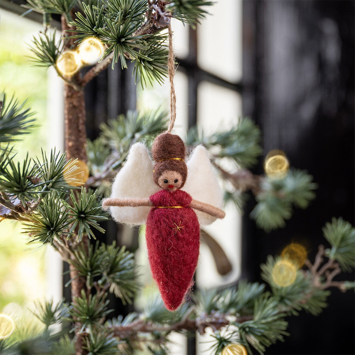 Detailfoto van vilten hanger engeltje holly berry-rood