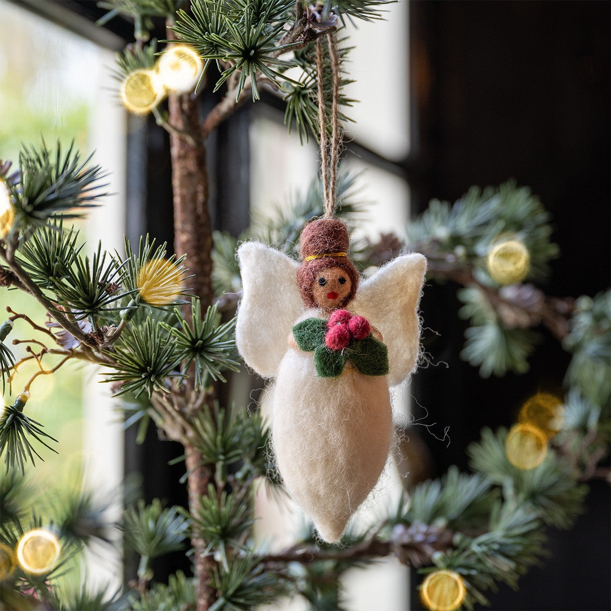 Detailfoto van vilten hanger engeltje wit met holly berry