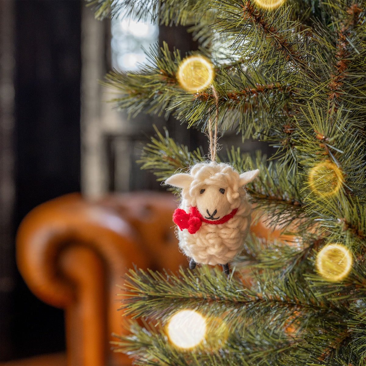 Detailfoto van vilten hanger schaap met rode sjaal