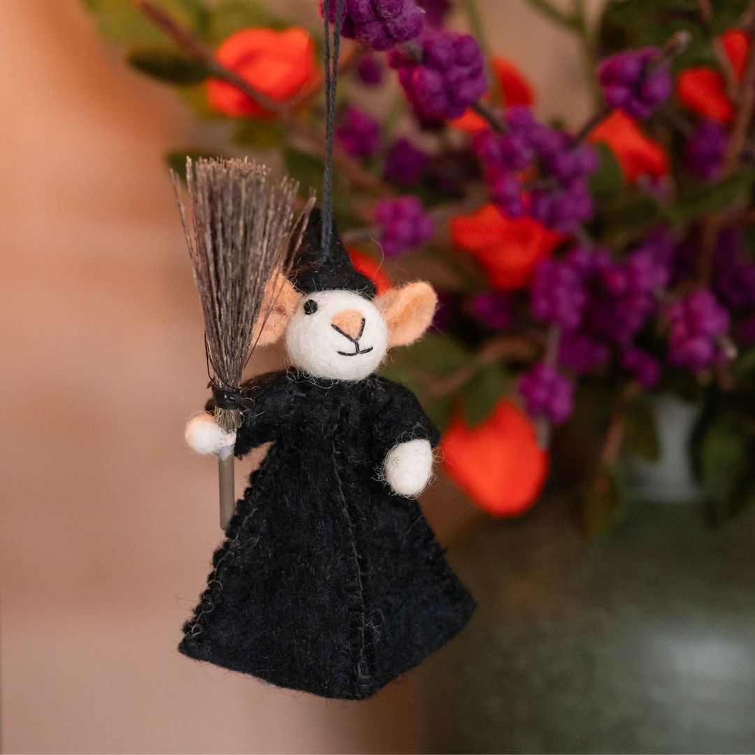 Detailfoto van vilten hanger muis heks