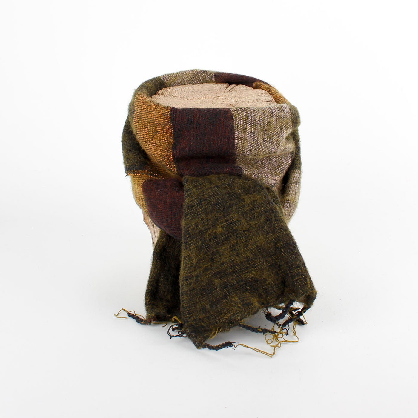 Detailfoto van vilten kleine sjaal mosgroen cognac bordeaux
