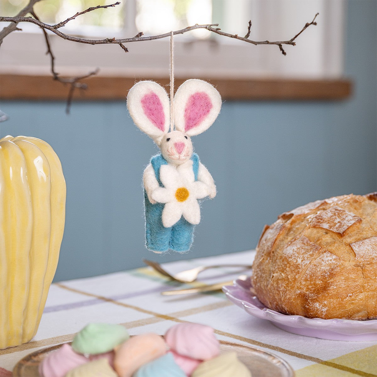 Detailfoto van vilten hanger haasje met margriet turquoise
