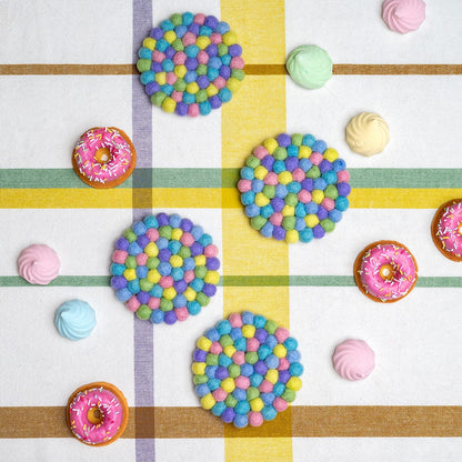 Detailfoto van vilten onderzetter vb 10 cm rond pasteltinten 4 st.