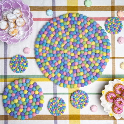 Detailfoto van vilten onderzetter vb 10 cm rond pasteltinten 4 st.