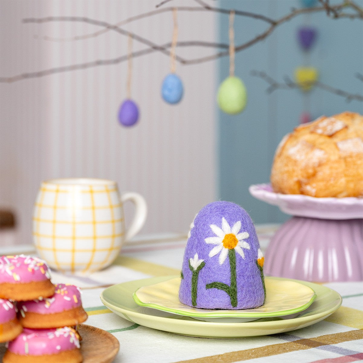 Detailfoto van vilten eiwarmer margrietjes lila