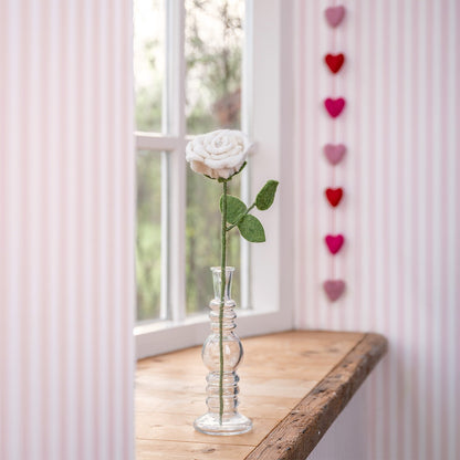 Detailfoto van vilten roos wit