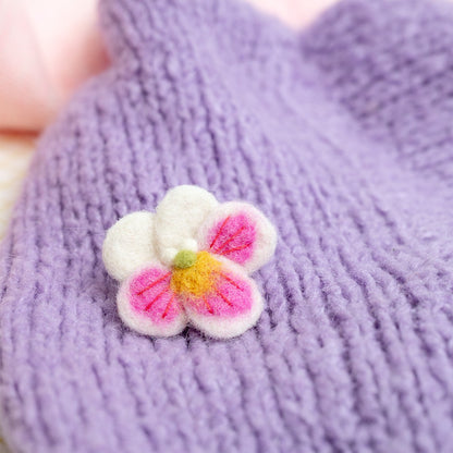 Detailfoto van vilten broche viooltje wit-roze