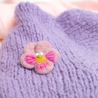 Detailfoto van vilten broche viooltje roze